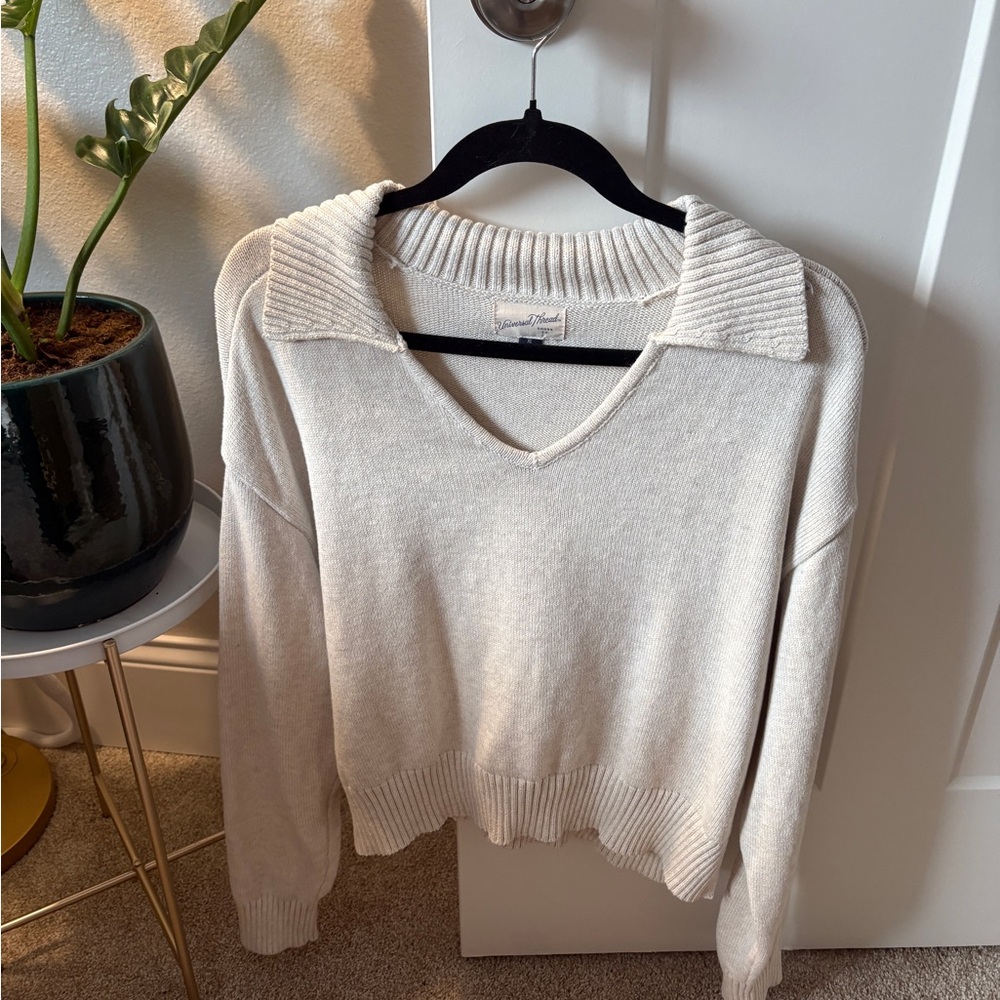 Universal Thread Women's V-Neck Cream Sweater
